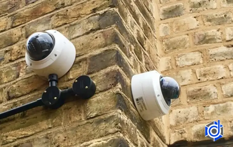 دو دوربین به رنگ سفید رو دیوارهای آجری