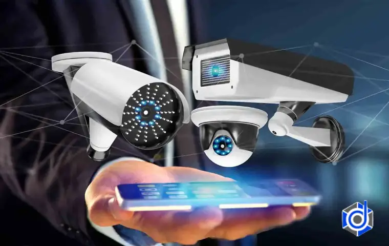تصویر سه دوربین مداربسته مشهد و آقایی که گوشی در دست گرفته