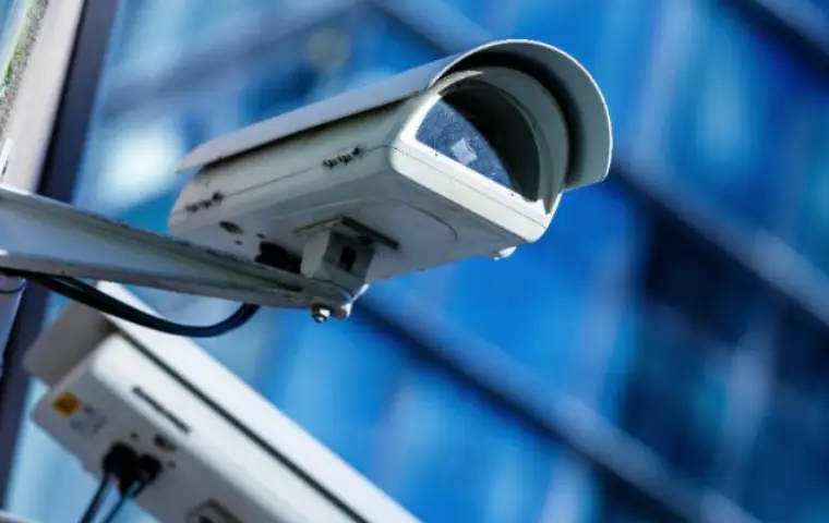 تصویر یک دوربین مداربسته به رمگ سفید و پشت صحنه آبی