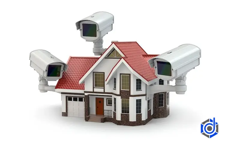 سه دوربین مداربسته در حال ضبط فیلم در اطراف یک خانه