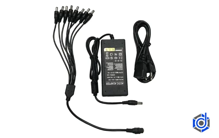 تصویر منبع تغذیه و کابلها از اجزای دوربین مداربسته