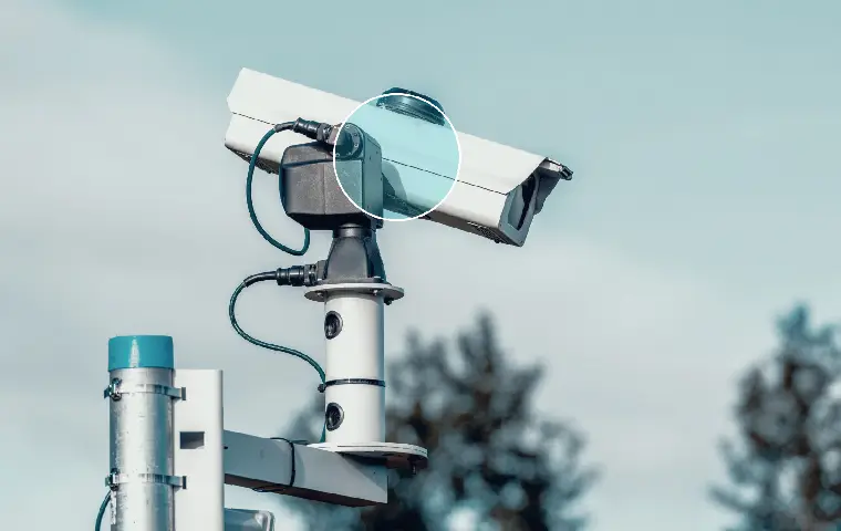 تصویر یک دوربین مداربسته به رنگ سفید