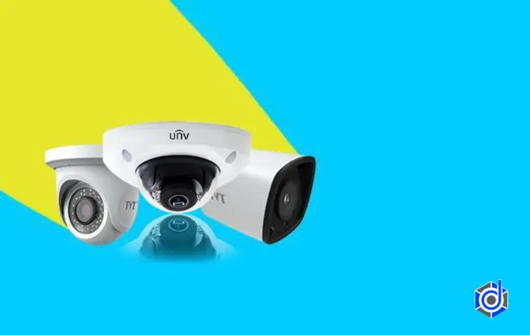 تصویر سه دوربین مداربسته در پشت زمینه آبی و زرد