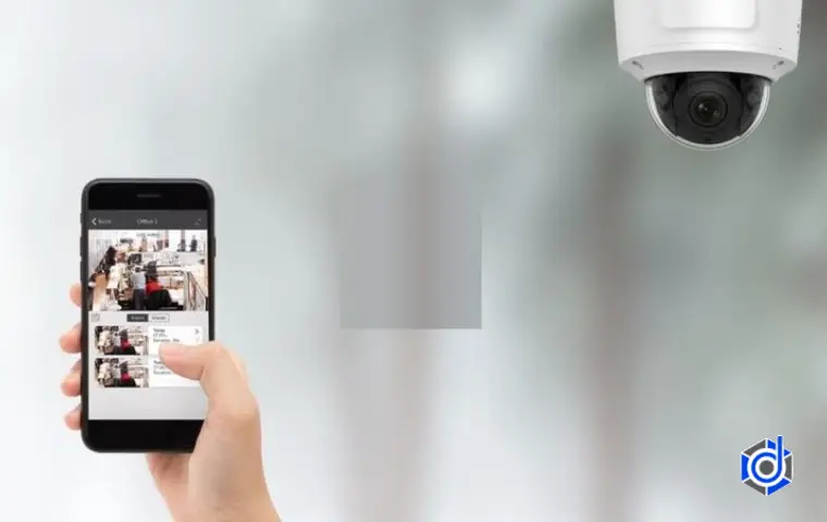 فردی در حال تماشای فیلم‌های ضبط شده دوربین مداربسته 