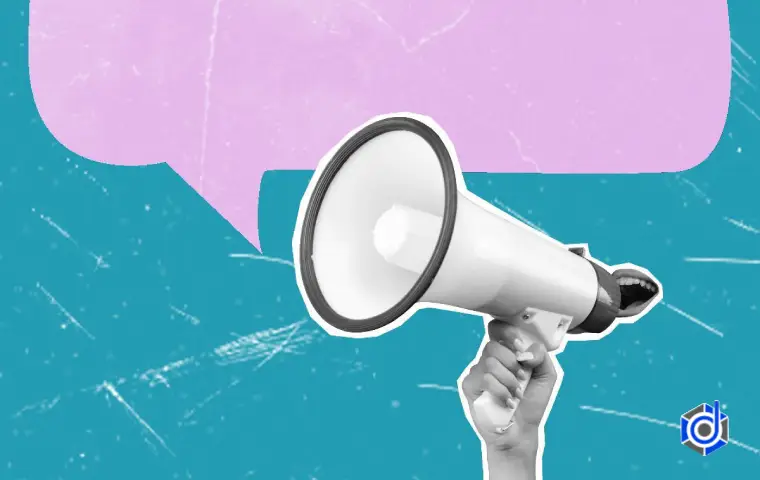 تصویر بلندگویی به رنگ سفید در پشت زمینه‌ی آبی