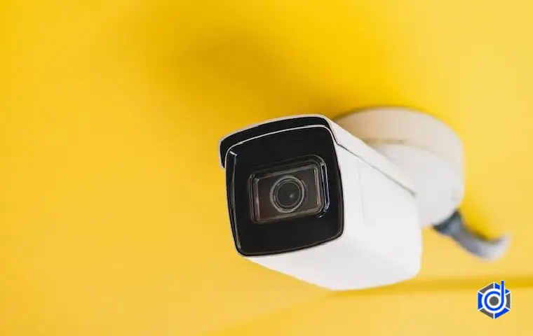 تصویر دوربین مداربسته به رنگ سفید با پشت زمینه زرد