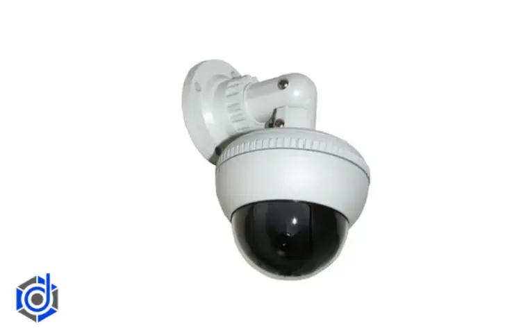 یک دوربین مداربسته چرخشی نصب شده روی دیوار